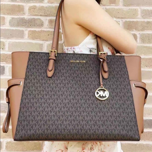 Michael Kors Gilly Large Jet Set Travel Drawstring Tote Brown MK Signature - Picture 2 of 6